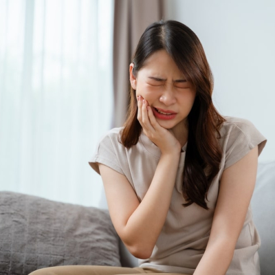 Stomatolog a nagły ból zęba: kiedy wizyta jest pilna, a kiedy możesz poczekać?